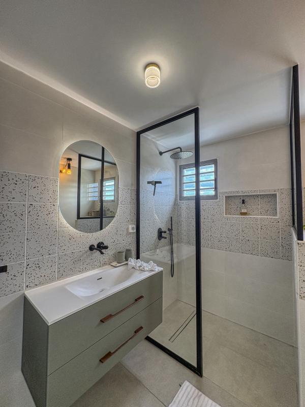 33.Location villa piscine Gosier Guadeloupe_Salle de douche